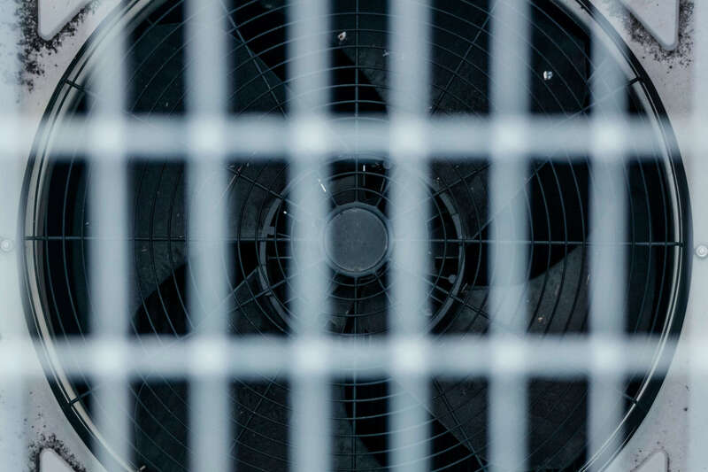 Parte interior de un aparato de aire acondiconado, con un ventilador en primer plano.