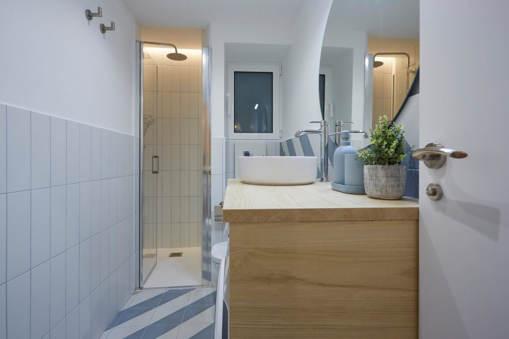 Imagen de un baño con colores neutros reformado por ShBarcel