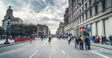 avenue de barcelone avec des passants