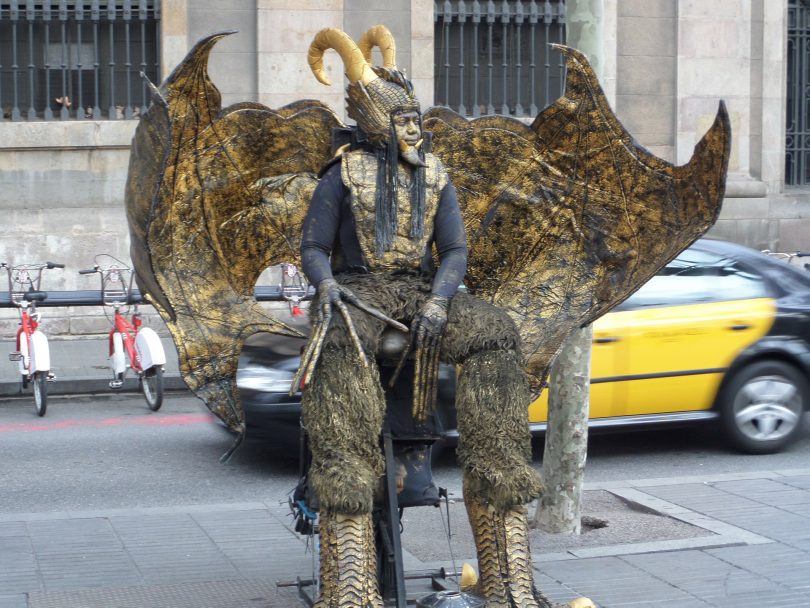 homme statue en forme d'animal dans les rues de barcelone