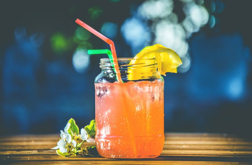 boisson orange dans un pot masson avec paille