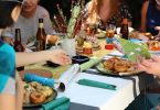 repas de personnes autour d'une table