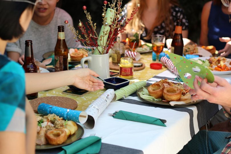 repas de personnes autour d'une table