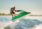 homme faisant du jet ski