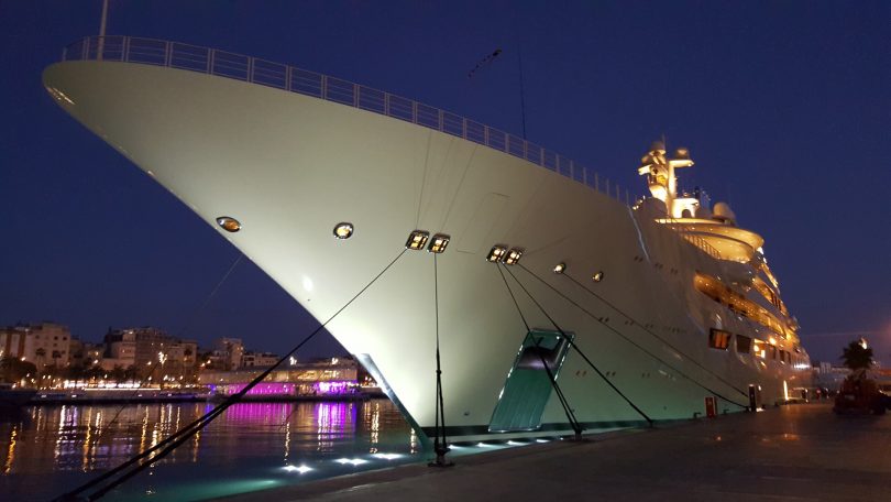 bateau accosté dans un port la nuit