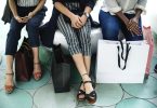femmes assises avec des sacs