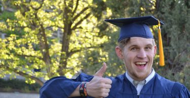 etudiant en tenue de diplômé