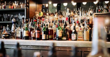 comptoir de bar avec bouteilles