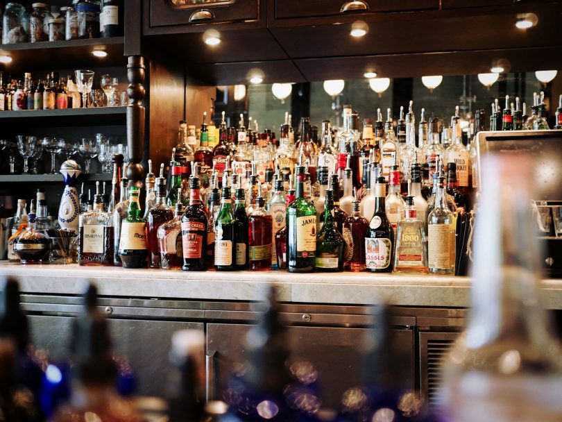 comptoir de bar avec bouteilles