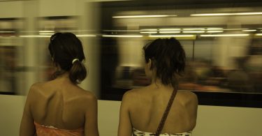 deux filles devant le metro qui passe