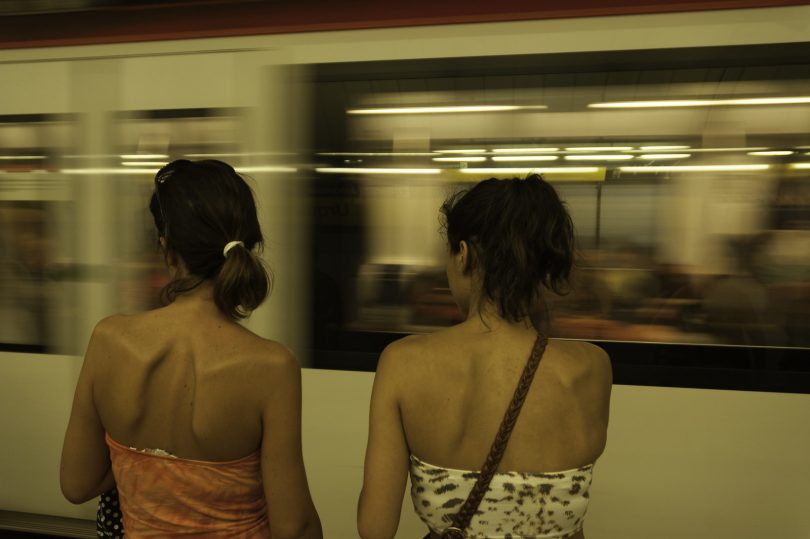 deux filles devant le metro qui passe
