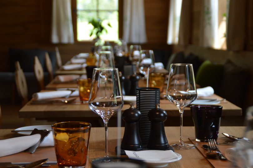 table de restaurant avec couverts et verres