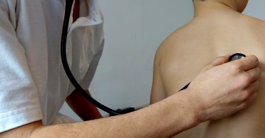 docteur avec un enfant