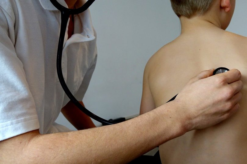 docteur avec un enfant