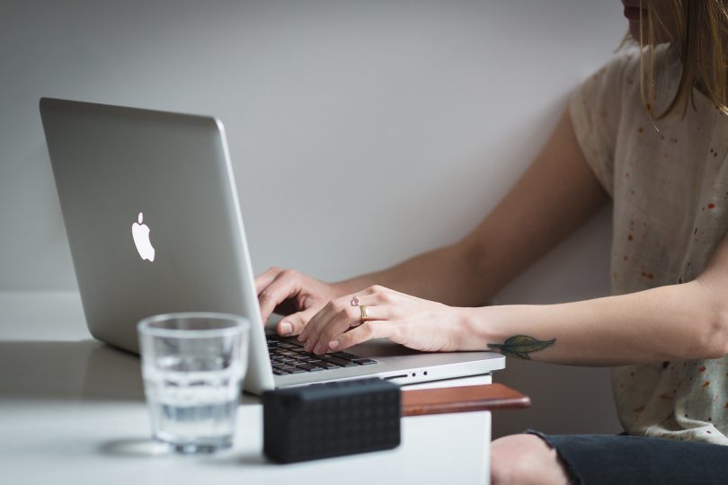 femme pianotant sur un laptop