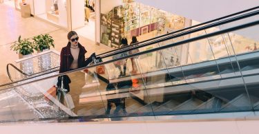 femme dans un centre commercial