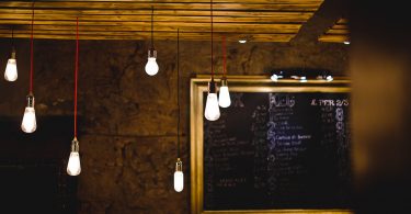 plafonde de salle avec lumieres