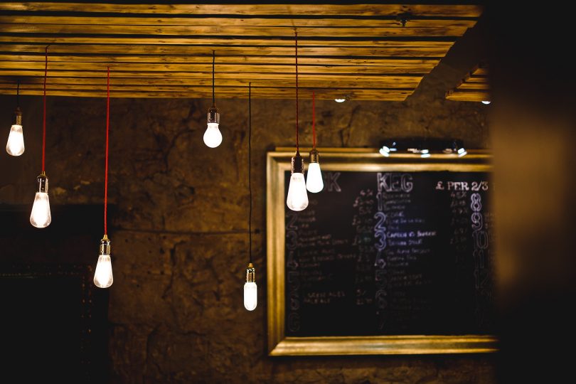 plafonde de salle avec lumieres
