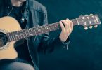 homme jouant de la guitare