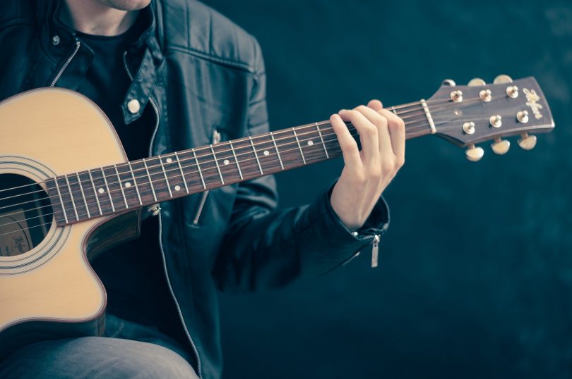homme jouant de la guitare