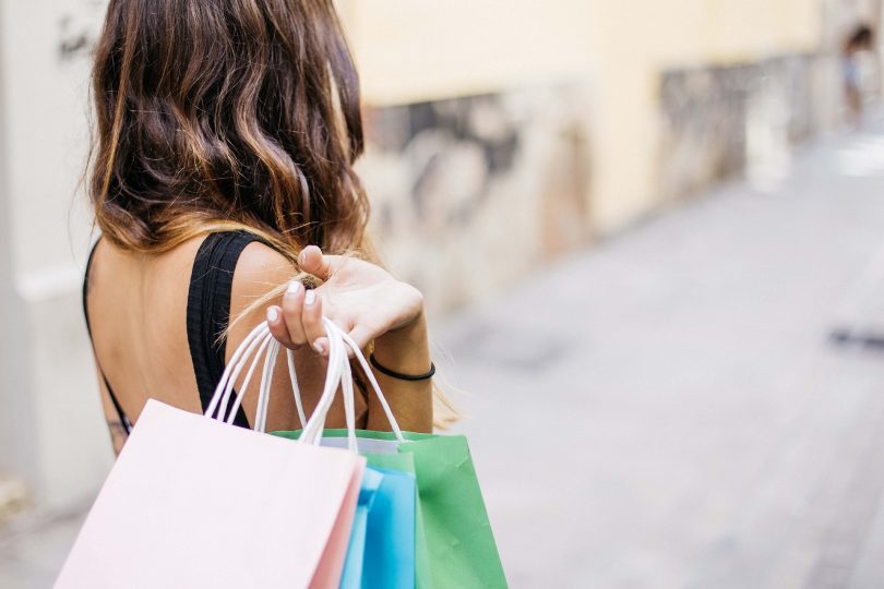 femme portant des sacs de course