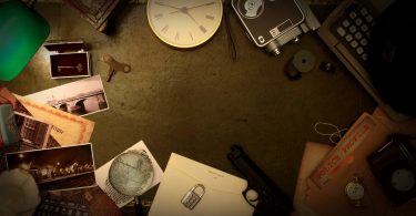 horloge, papier, crayon, cahier sur une table