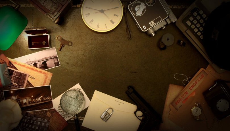horloge, papier, crayon, cahier sur une table
