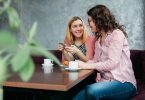 deux femmes discutant à une table