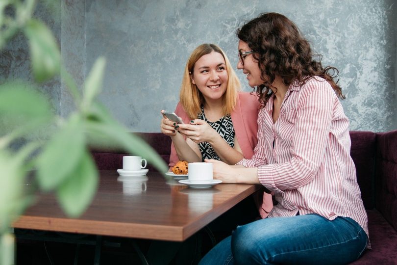 deux femmes discutant à une table