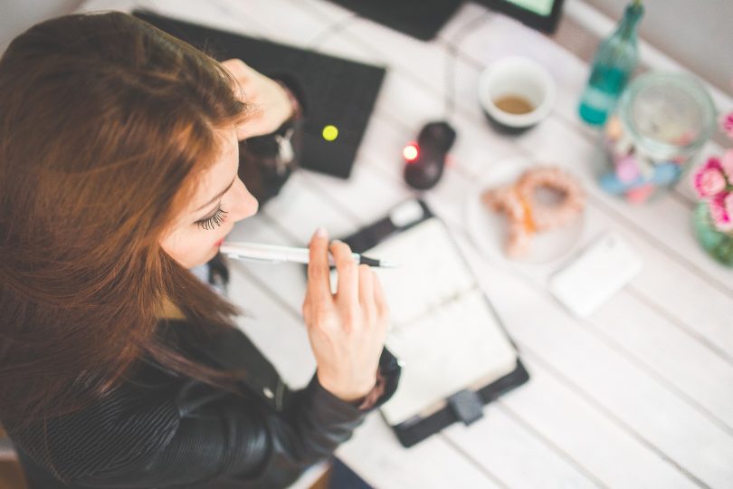 jeune fille avec crayon et agenda