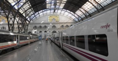 trains en attente dans une gare