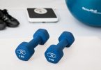 Poids de 2 kg avec une tablette et des pantoufles
