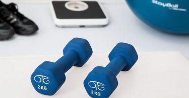 Poids de 2 kg avec une tablette et des pantoufles