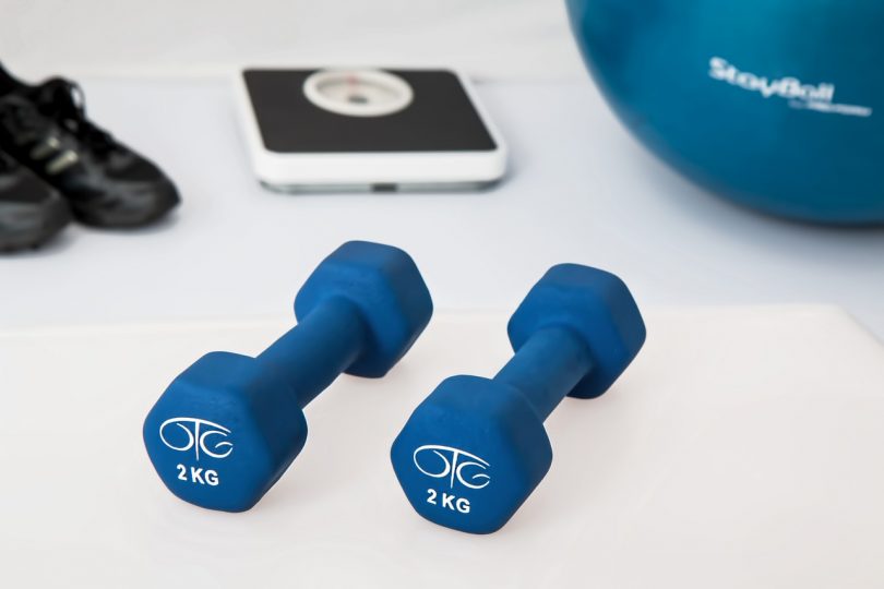 Poids de 2 kg avec une tablette et des pantoufles
