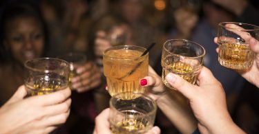 personnes en train de trinquer dans un bar