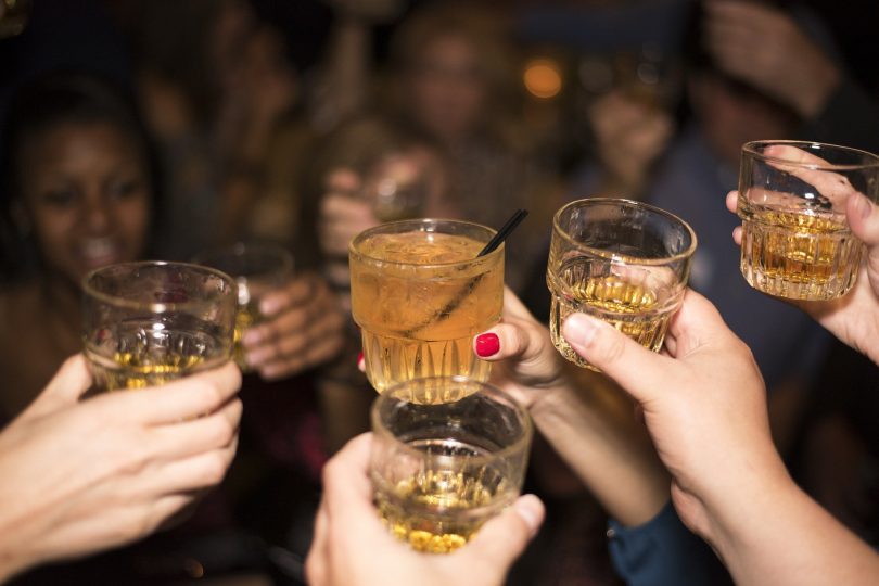 personnes en train de trinquer dans un bar