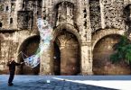 homme faisant des bulles de savon dans le quartier gothique de barcelone