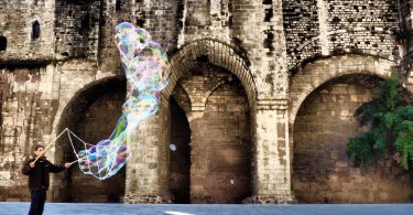 homme faisant des bulles de savon dans le quartier gothique de barcelone