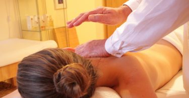 femme se faisant masser