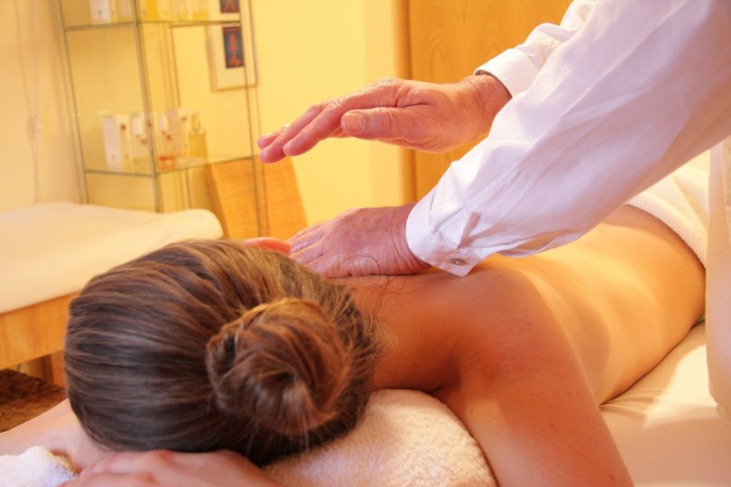 femme se faisant masser