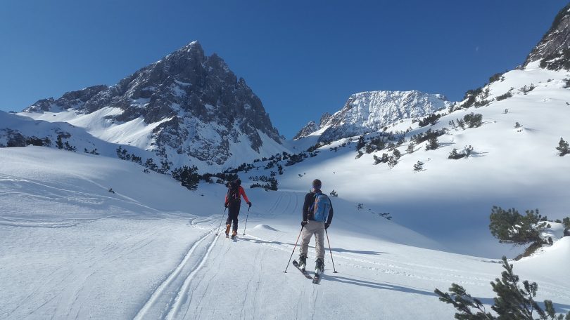 deux personnes en ski face à la montage