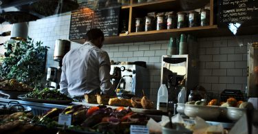 personnel dans une cuisine de restaurant