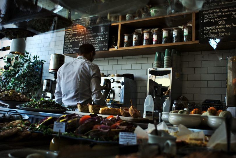 personnel dans une cuisine de restaurant