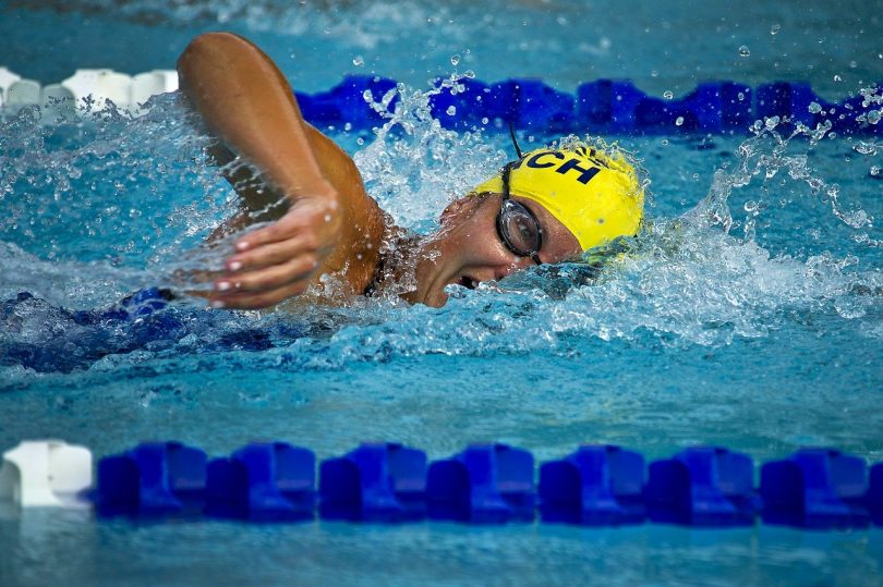 femme nageant dans une piscine intérieure