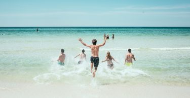groupe de personnes dans l'eau