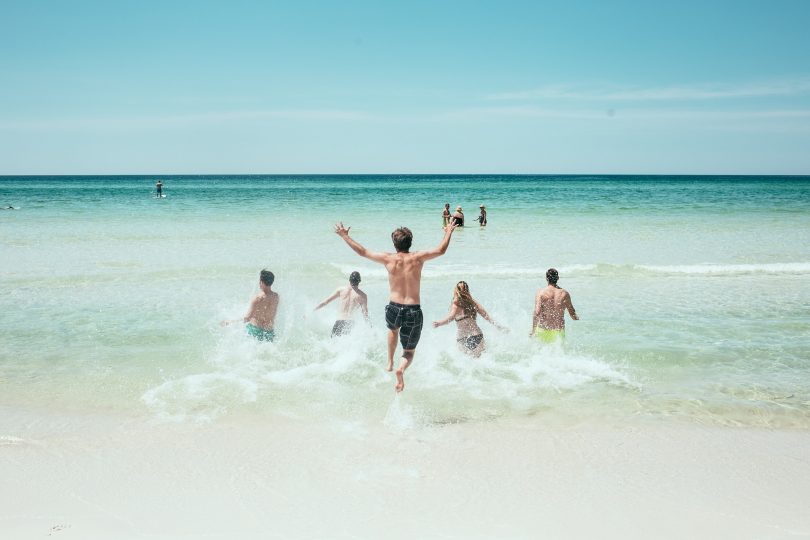 groupe de personnes dans l'eau