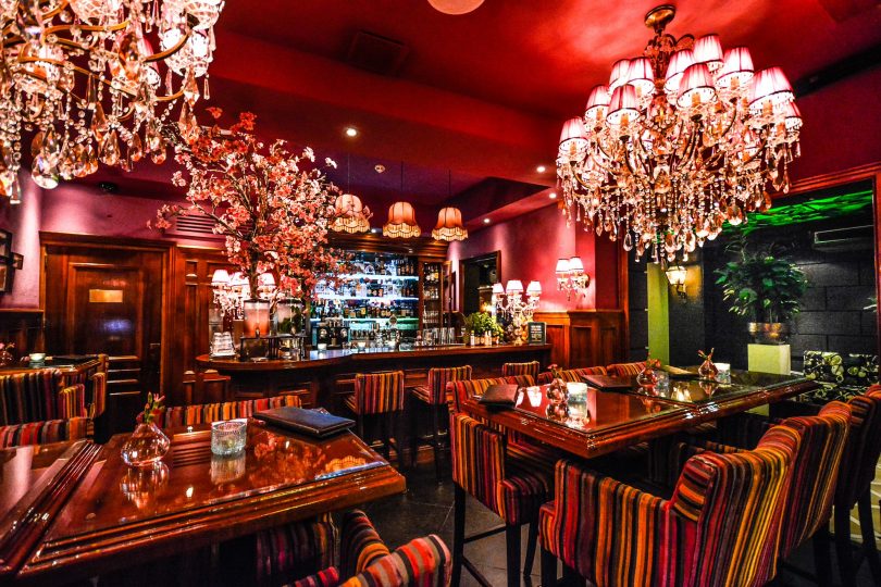 salle de restaurant avec tables et chaises