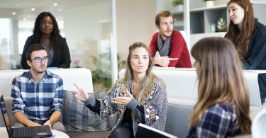 réunion de personnes dans une salle de travail