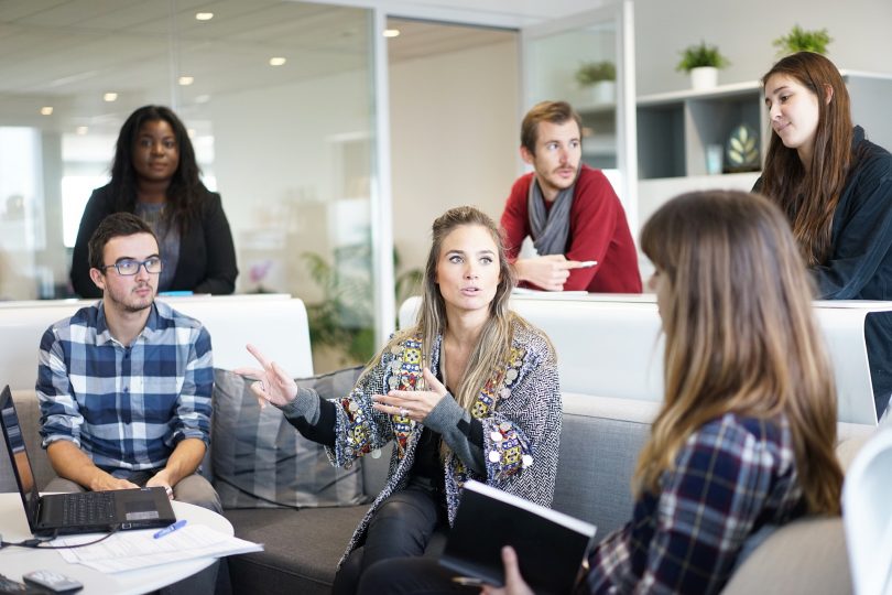 réunion de personnes dans une salle de travail