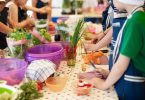 Niños haciendo un taller con plantas